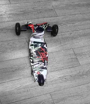 ΠΑΤΙΝΙ GRAFFITI BLACK ΤΡΙΤΡΟΧΟ ΜΕ ΦΩΤΑ ΣΤΙΣ ΡΟΔΕΣ 30Χ69ΕΚ